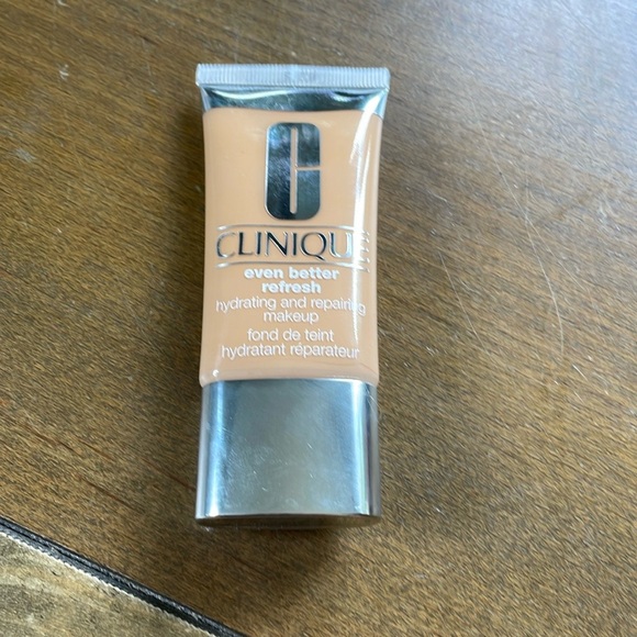 New Clinique Even Better Refresh just swatched the color - Picture 1 of 4